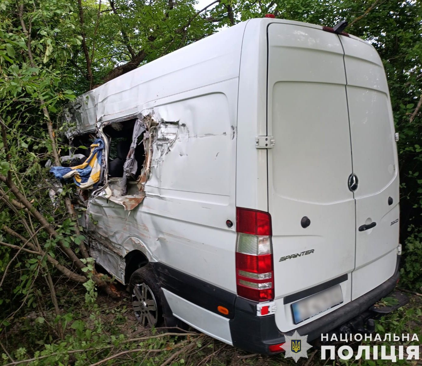 На Львівщині мікроавтобус влетів у вантажівку: є загиблі та постраждалі