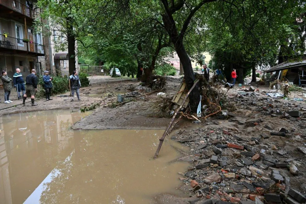 Відоме польське місто пішло під воду: з'явилися страшні кадри наслідків масштабної повені Фото-4