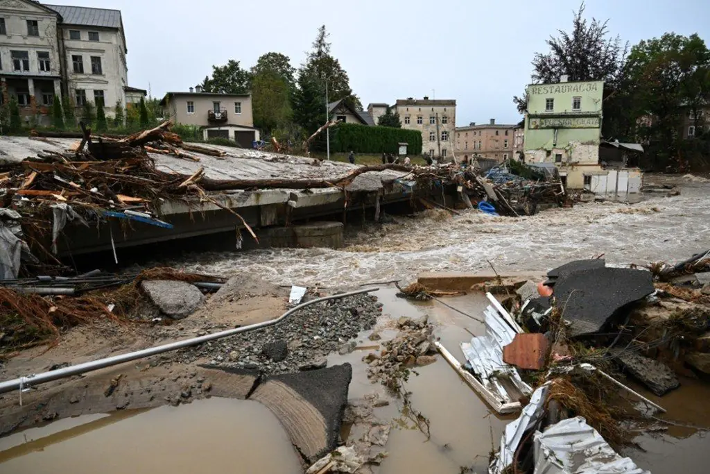 Відоме польське місто пішло під воду: з'явилися страшні кадри наслідків масштабної повені Фото-6