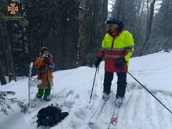 4 години блукав лісом: на Рахівщині рятувальники відшукали заблукалого львів'янина