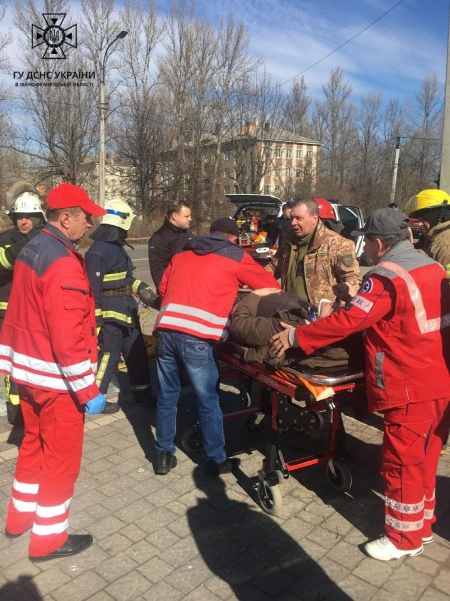 Ледве витягнули: працівники ДСНС про страшну ДТП на Франківщині (ФОТО)