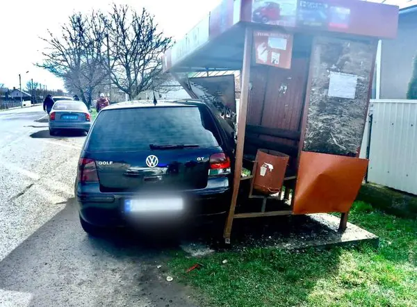 Зіткнення з рейсовим автобусом: на Прикарпатті керманич легковика та троє пасажирів маршрутки травмовані