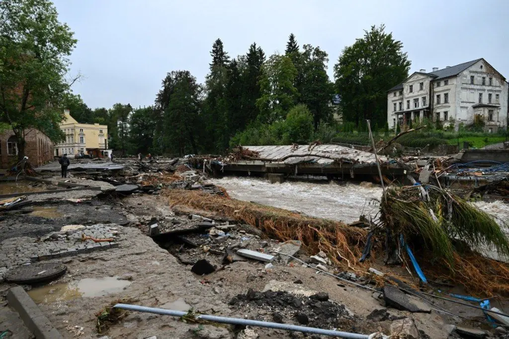 Відоме польське місто пішло під воду: з'явилися страшні кадри наслідків масштабної повені Фото-3