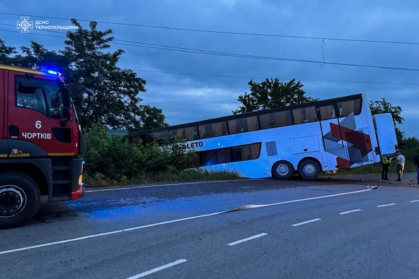 Рейсовий автобус з туристами злетів у кювет на Тернопільщині