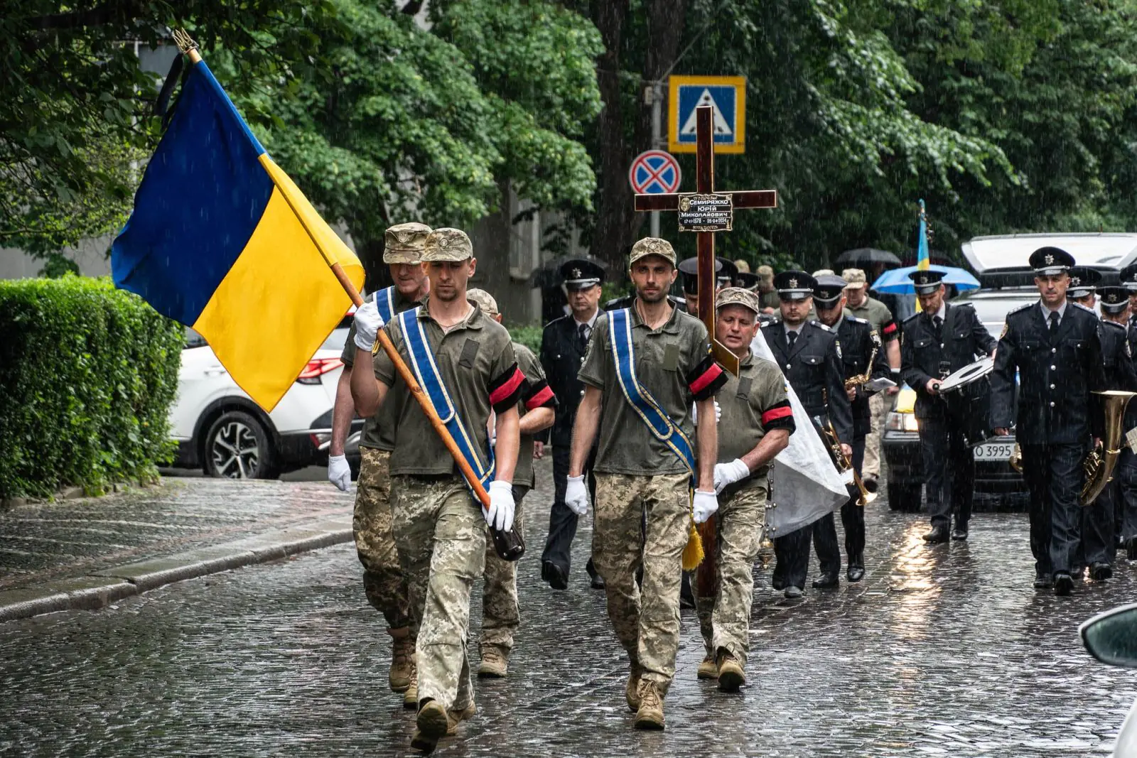 В Ужгород попрощалися з Героєм, який загинув на війні Фото-2