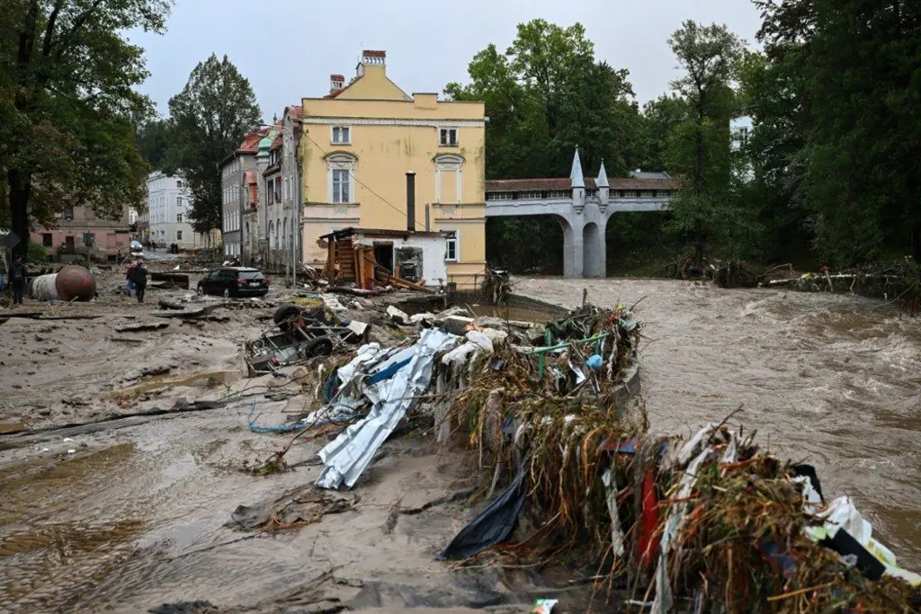 Відоме польське місто пішло під воду: з'явилися страшні кадри наслідків масштабної повені Фото-2