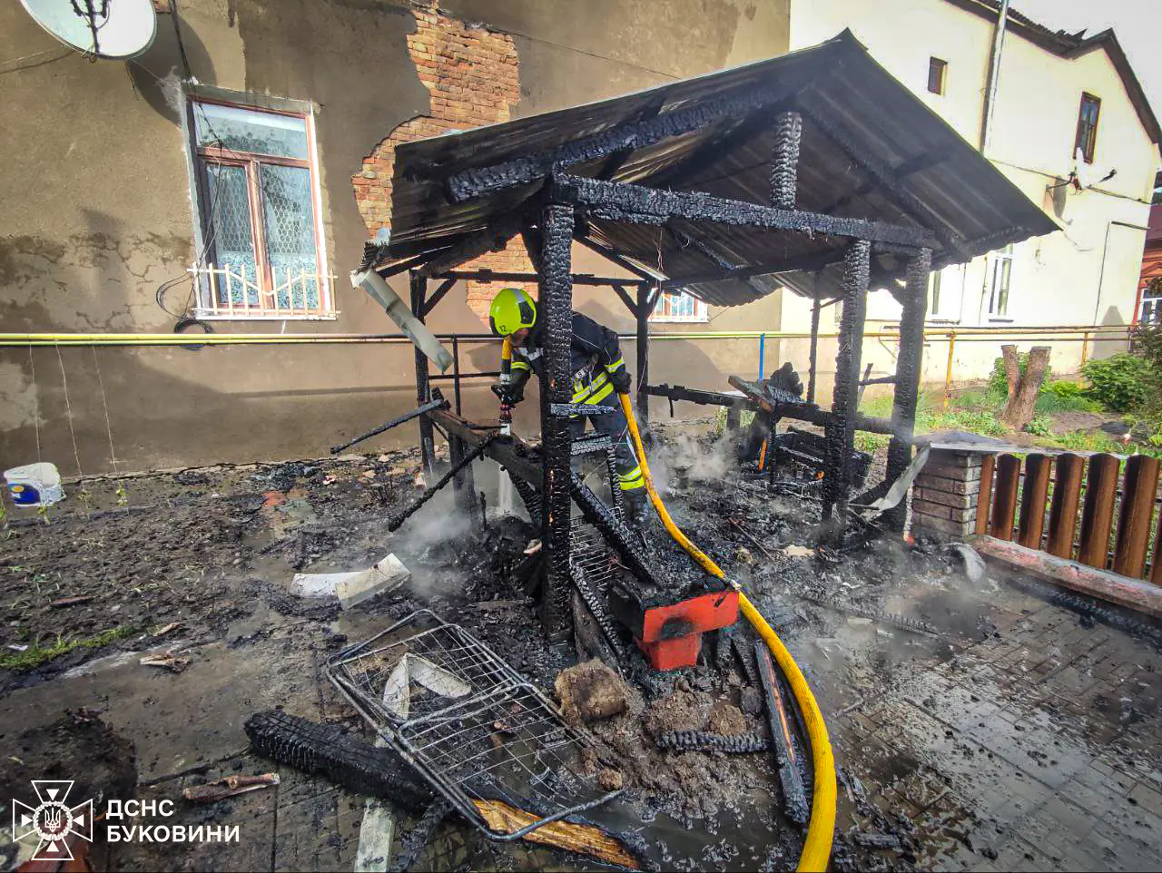 Ввечері загорівся заклад харчування: за добу у Чернівецькій області ліквідовано 5 пожеж Фото-1