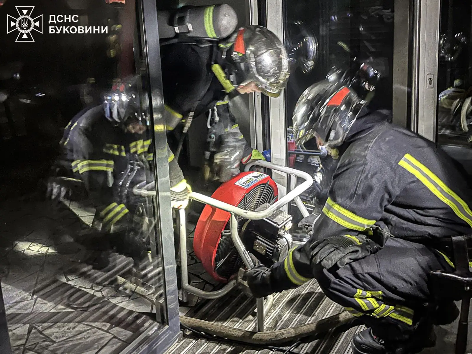 Ввечері загорівся заклад харчування: за добу у Чернівецькій області ліквідовано 5 пожеж Фото-5