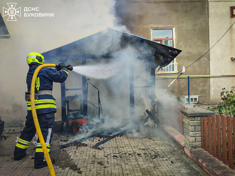 Ввечері загорівся заклад харчування: за добу у Чернівецькій області ліквідовано 5 пожеж Фото-8