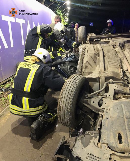 На Прикарпатті через ДТП водія заблокувало у понівеченому авто