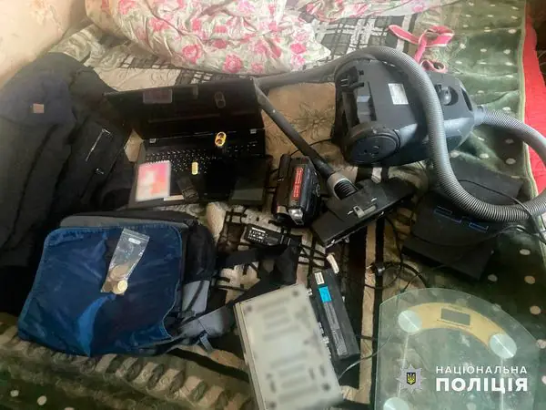 Поліції Буковини викрила чоловіка, підозрюваного у незаконному заволодінні трактором, низці крадіжок та зберіганні боєприпасів Фото-3