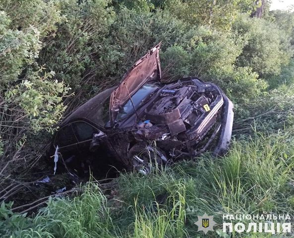 На Львівщині через ДТП з вантажівкою, легковик злетів в кювет: є постраждала