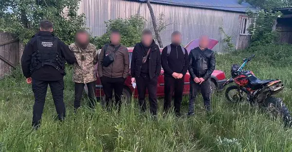 На Буковині прикордонники затримали організатора незаконного переправлення осіб через кордон та кількох його «клієнтів».