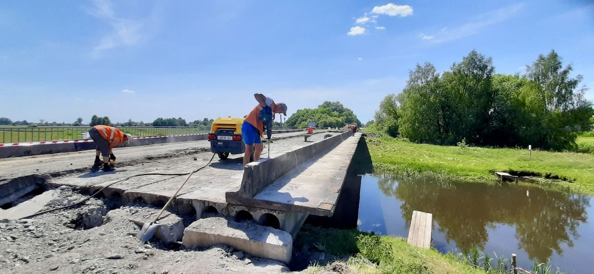 Розпочали ремонт 36-метрового мосту на автодорозі Т-18-02 на Волині