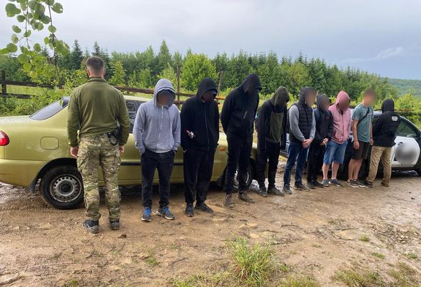 На Буковині прикордонники затримали групу порушників на двох авто.