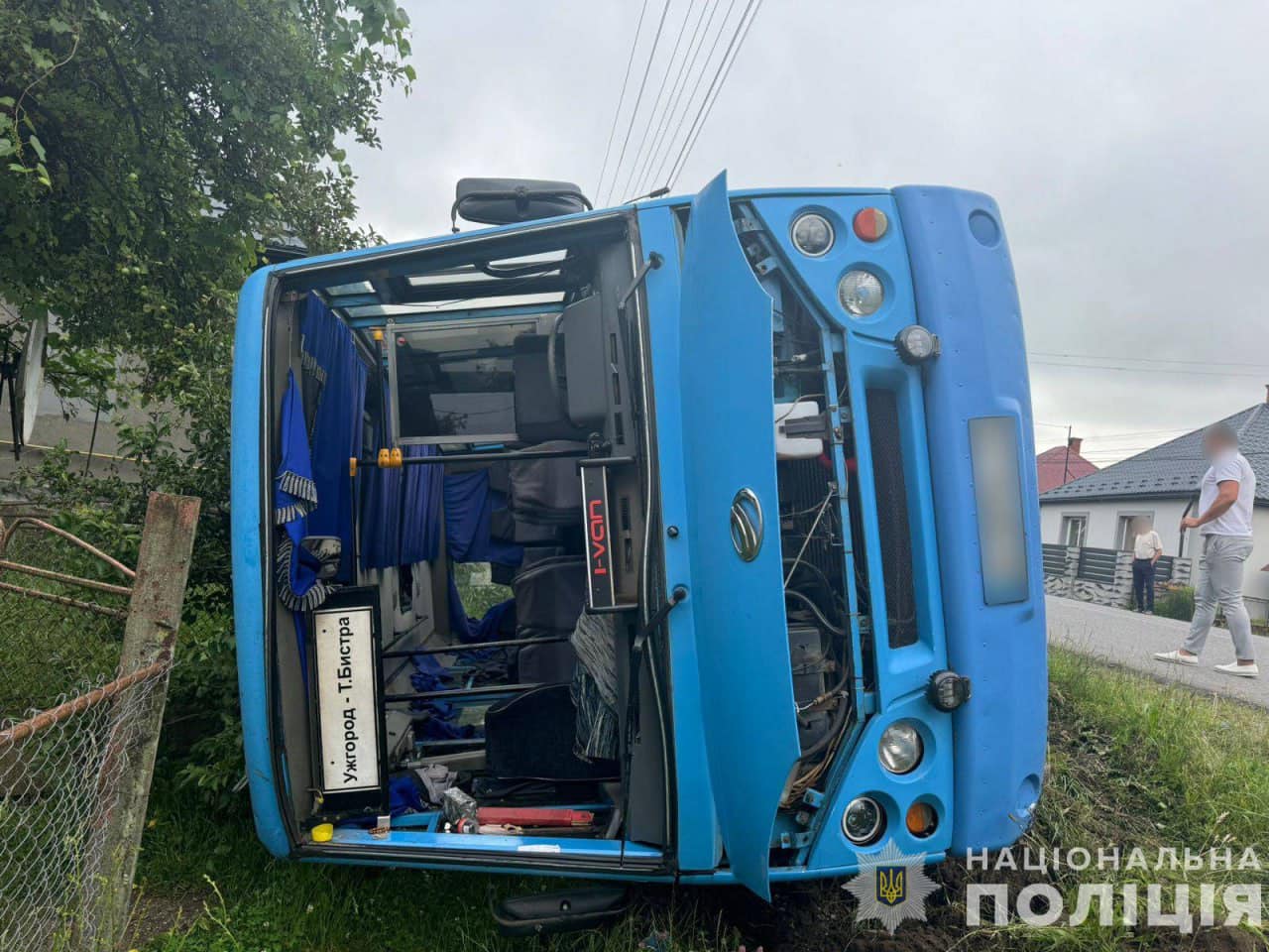 На Закарпатті рейсовий автобус перекинувся в кювет: багато потерпілих, серед яких - дитина