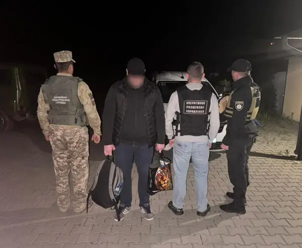 8000 доларів США – сплатив чоловік невідомим, сподіваючись на їх допомогу у незаконному переправленні його за кордон