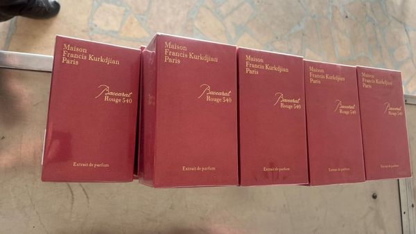 Їхав додому із партією парфумів: на кордоні в іноземця вилучили товар