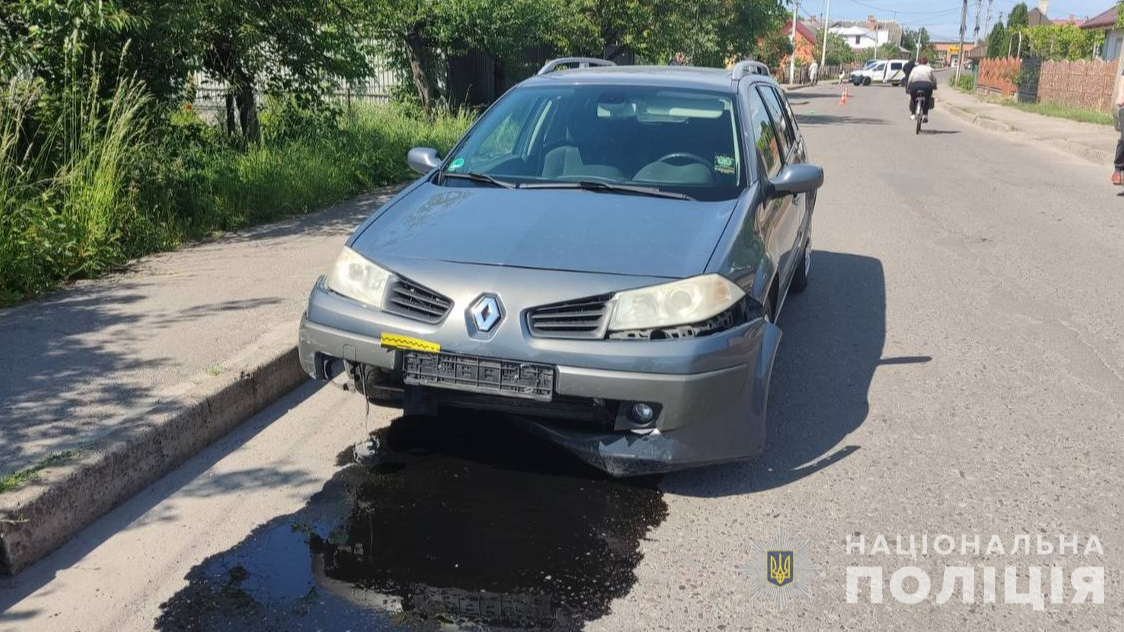 На Волині водійка виїхала на бордюр та збила двох людей: їх госпіталізували