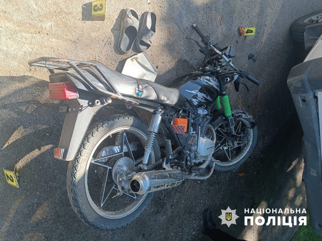 На Буковині в ДТП травмувався 21-річний мотоцикліст, який врізався у припарковане авто