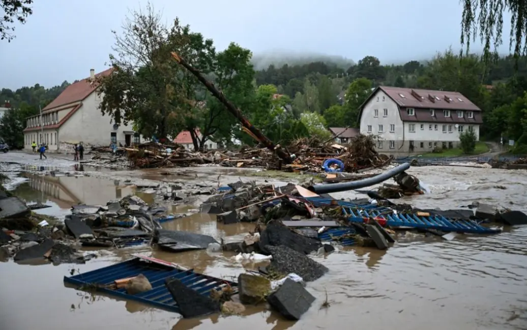 Відоме польське місто пішло під воду: з'явилися страшні кадри наслідків масштабної повені Фото-1