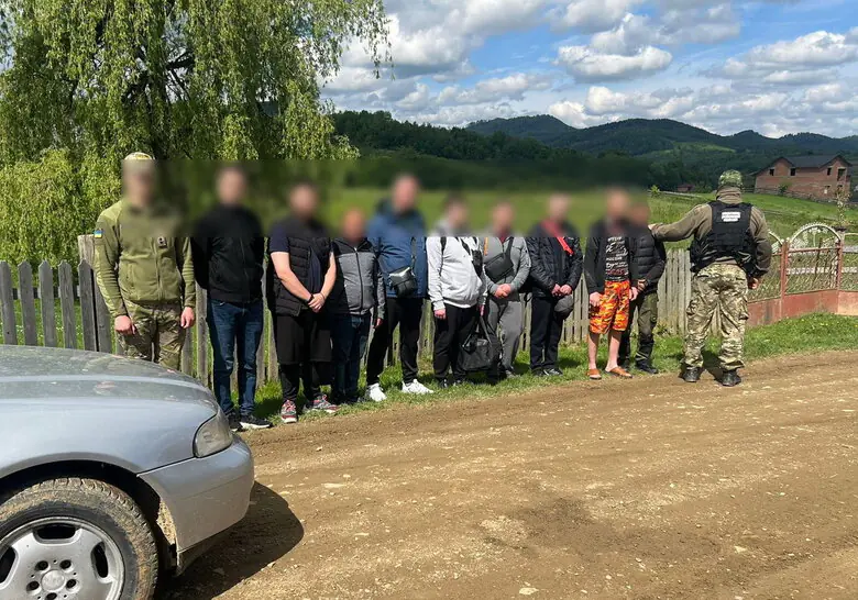 10 тис. євро за проїзд у 3 яруси: легковик із 9 пасажирами зупинено поблизу кордону з Румунією