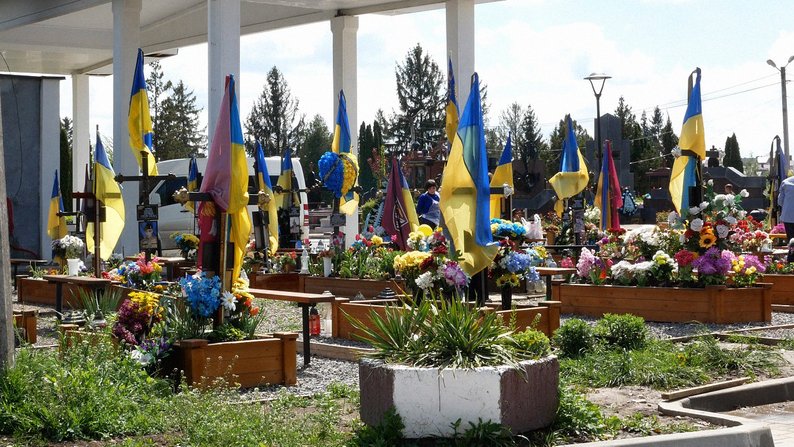 На Центральному кладовищі Чернівців поховали понад 240 військових, які загинули на війні з рф