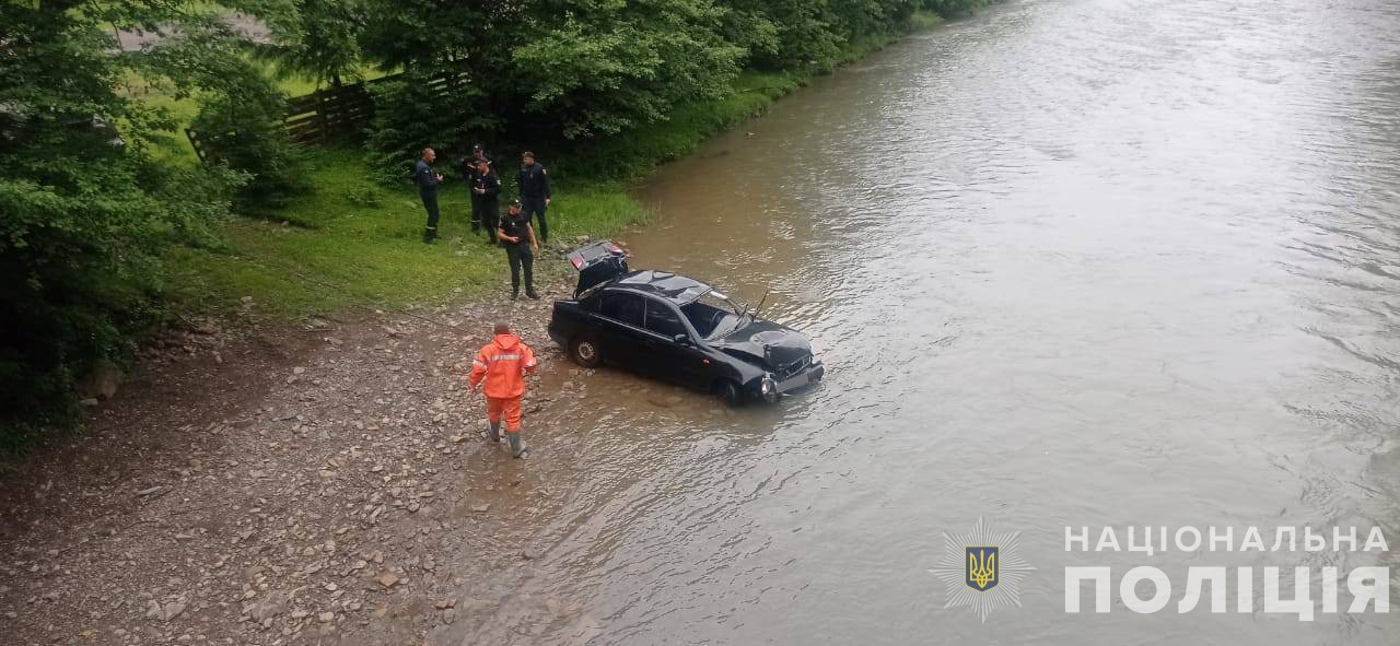 На Закарпатті поліція розслідує автопригоду, у якій загинув водій легковика