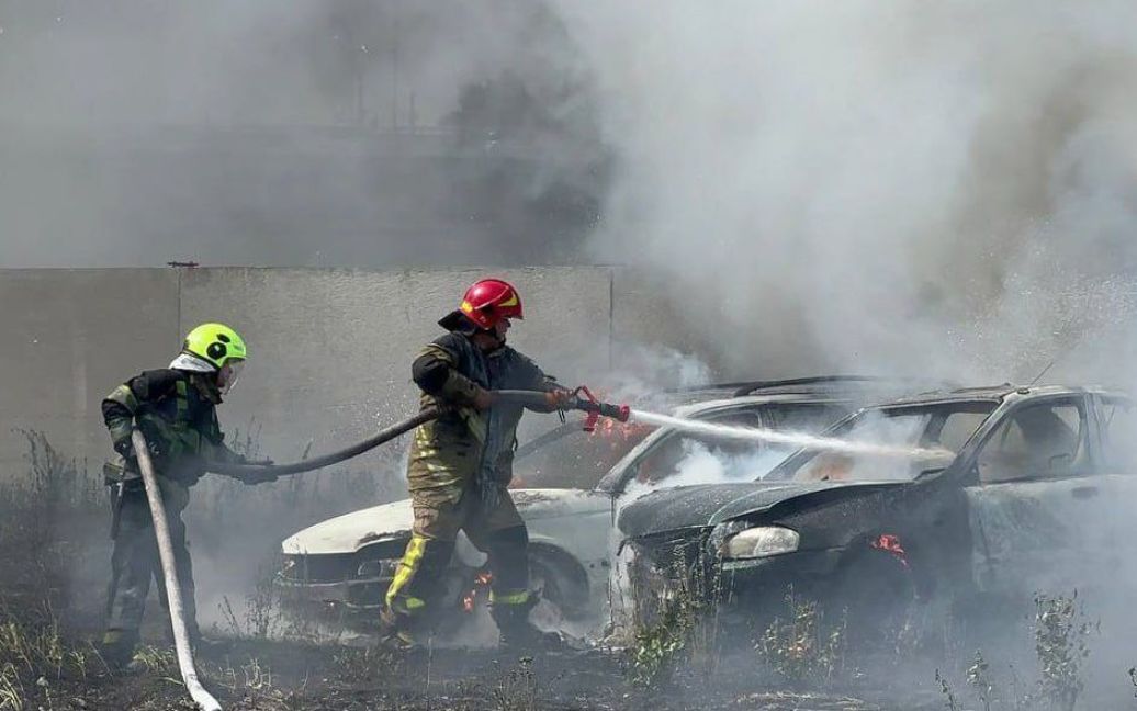 Дим виднівся у декількох районах: у Києві згоріло близько 30 авто, 10 мотоциклів та автобус