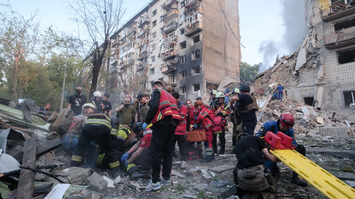 Є загиблий, серед постраждалих – неповнолітня, пошкоджено станцію метро: масований удар по Києву