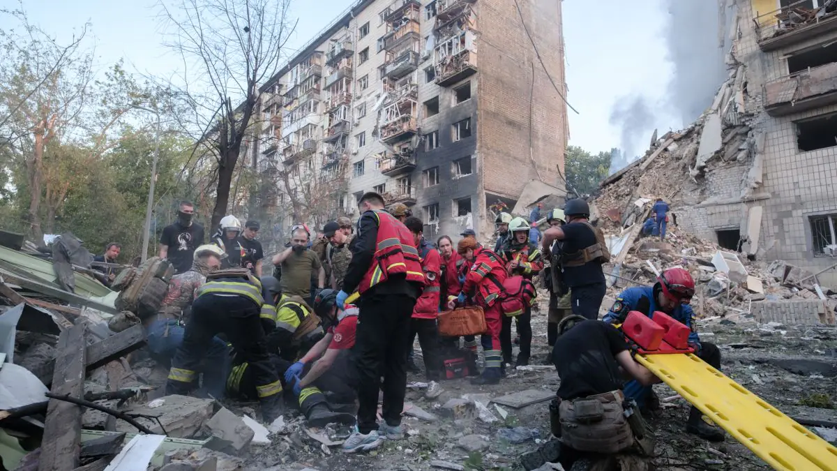 Є загиблий, серед постраждалих – неповнолітня, пошкоджено станцію метро: масований удар по Києву