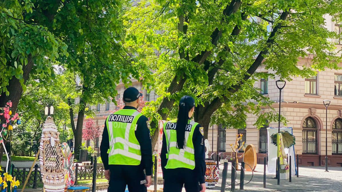 Під час Великодніх свят поблизу храмів на Прикарпатті чергуватимуть понад тисячу поліцейських