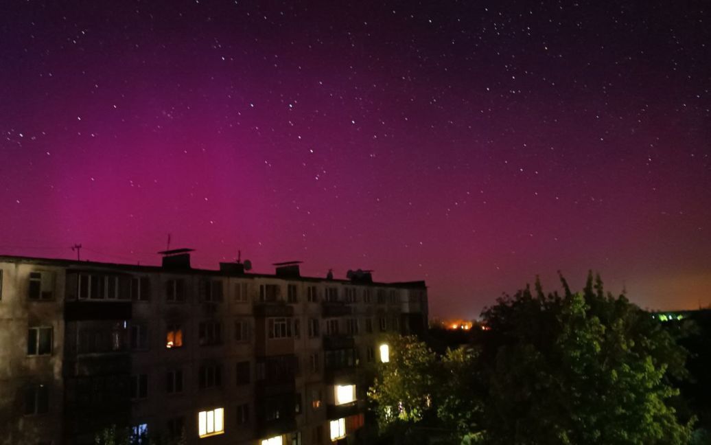 У деяких регіонах України помітили північне сяйво: яскраві кадри