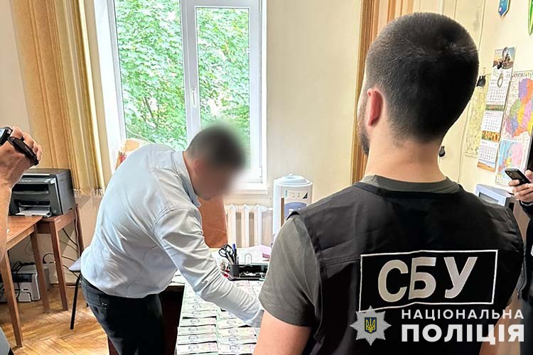 На Тернопільщині поліцейські затримали керівника держустанови під час отримання неправомірної вигоди