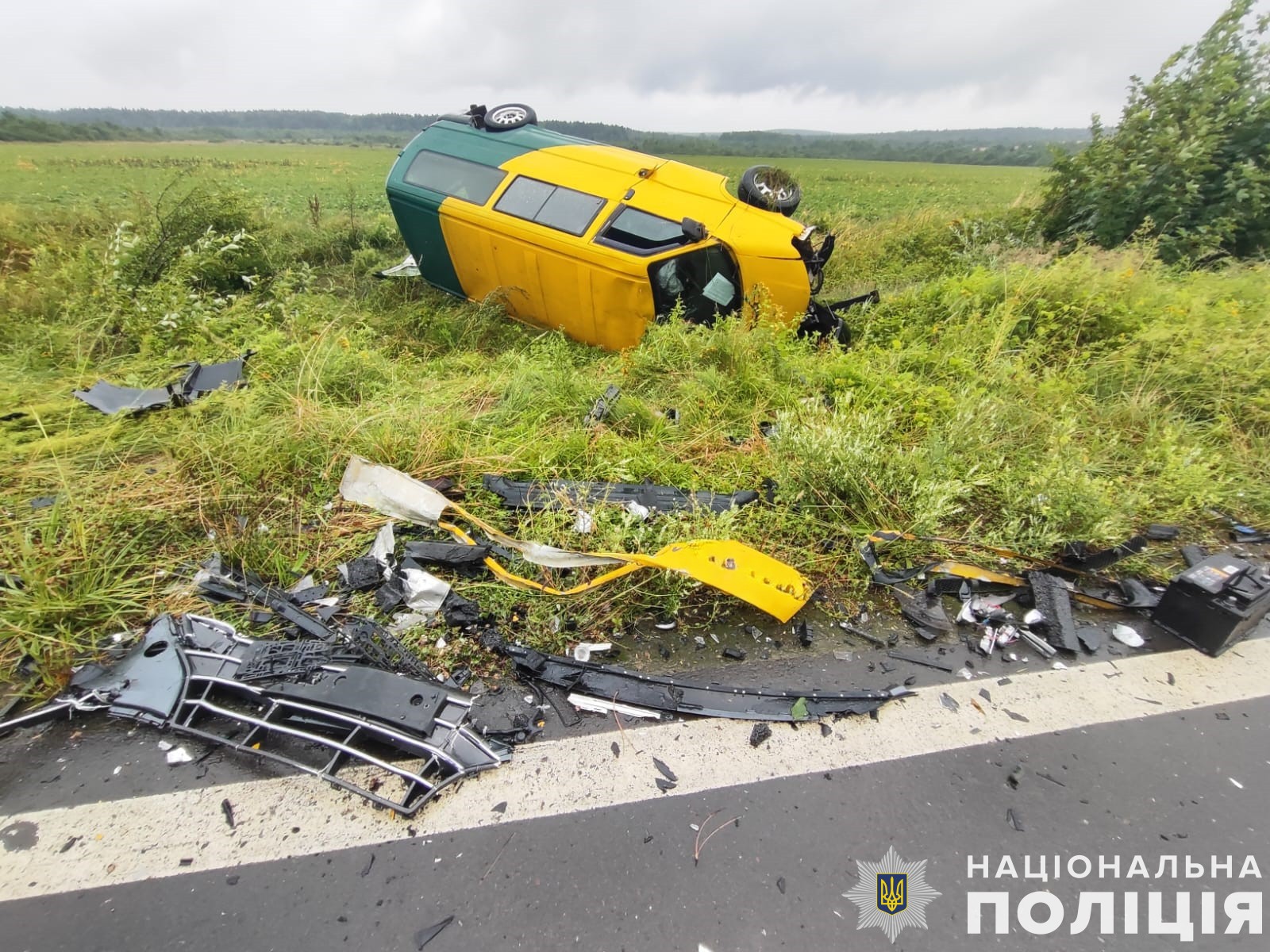 На Львівщині зіткнулися мікроавтобус з легковиком: травмовано двоє осіб