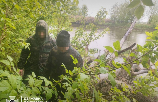 Повернення в Україну: двоє чоловіків перепливли річку з Польщі на Батьківщину