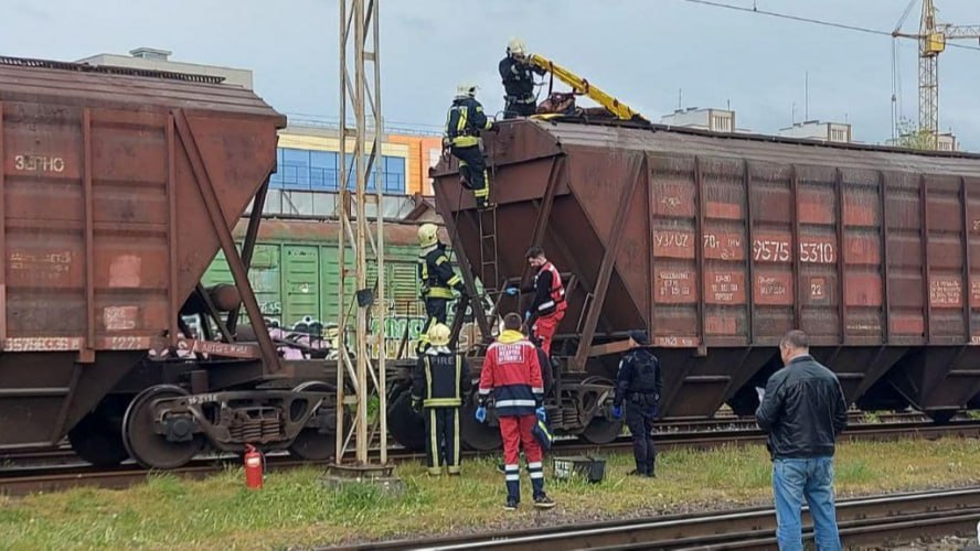 У Луцьку помер хлопець, якого вдарило струмом на даху вагона