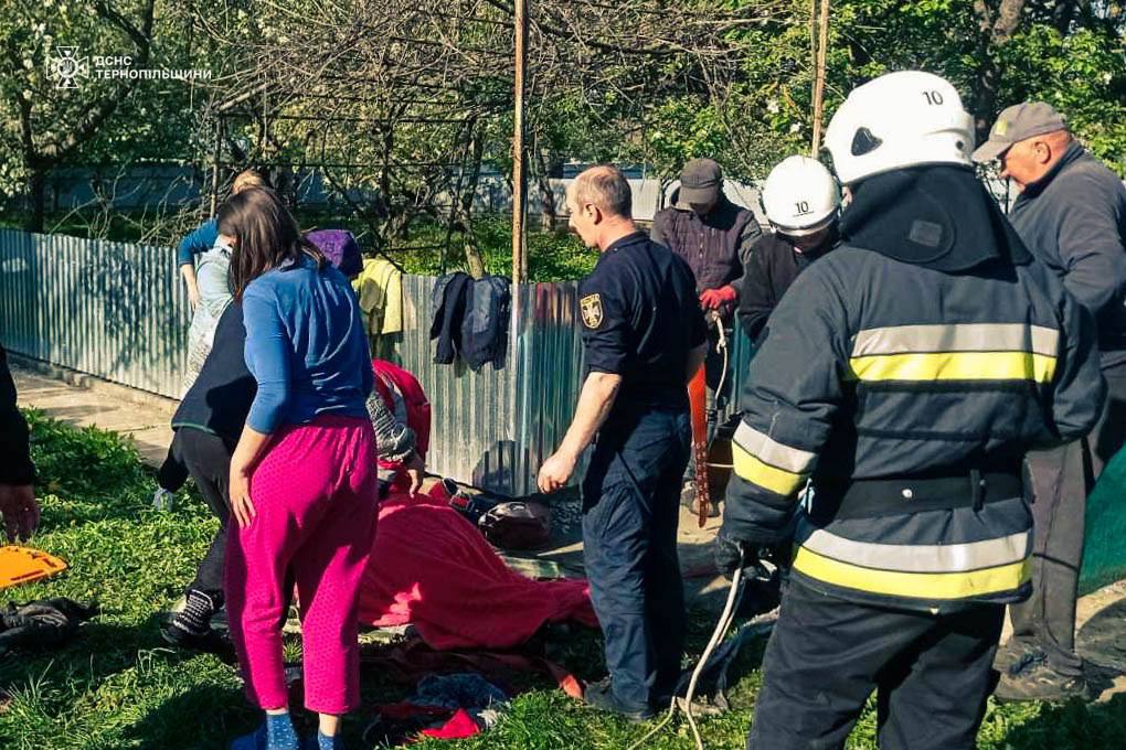 На Тернопільщені  жінка впала у 12-метровий колодязь