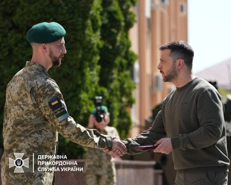 Зеленський вручив нагороди трьом прикордонникам-героям з Волині