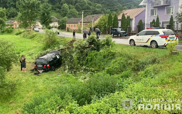 Водій помер, пасажири віком 16 та 18 років — у лікарні: подробиці жахливої ДТП на Закарпатті