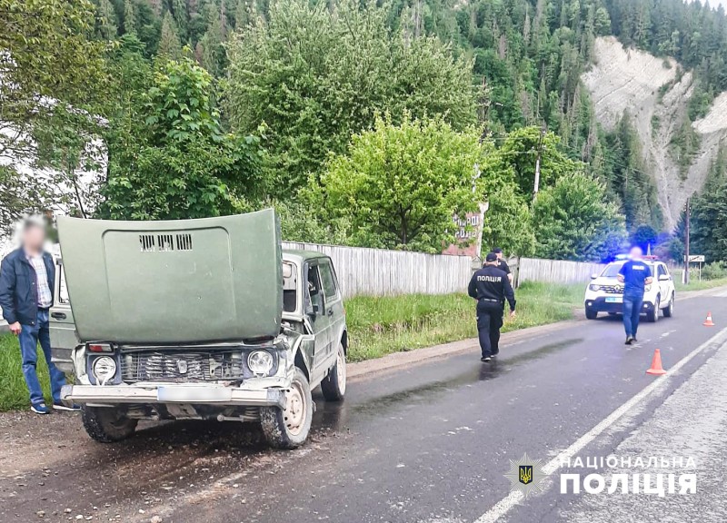 Не впорався з керуванням і зіткнувся з причепом вантажівки: у ДТП на Буковині травмувалася людина